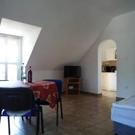 Ferienhaus Direkt Am See Mit Pool, Wlan, Spielplatz