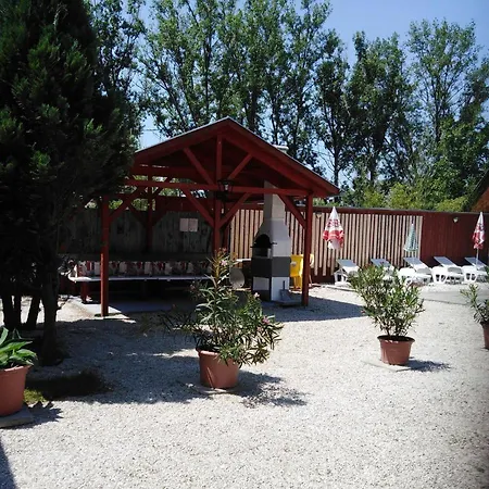 Ferienhaus Ferienhaus Direkt Am See Mit Pool, Wlan, Spielplatz Balatonmáriafürdő