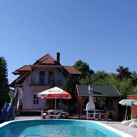 Ferienhaus Ferienhaus Direkt Am See Mit Pool, Wlan, Spielplatz Balatonmáriafürdő